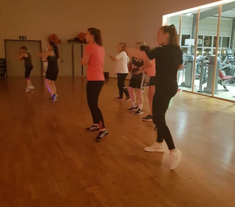 Die 10 besten Übungen für effektives Abnehmen im Fitnesstudio Remscheid